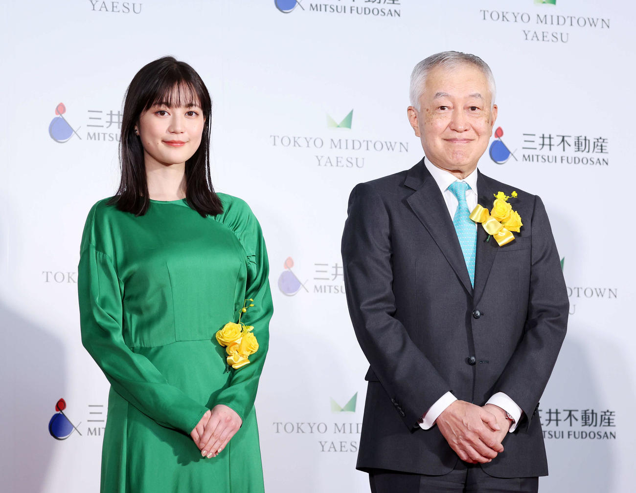 オープニングセレモニーで写真に納まる生田絵梨花（左）と菰田三井不動産社長（撮影・鈴木正人）