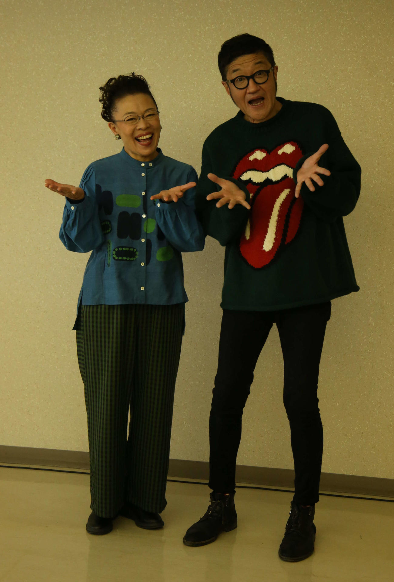 全国ツアーのプロモーションのため新潟を訪れたWAHAHA本舗の柴田理恵（左）と大久保ノブオ
