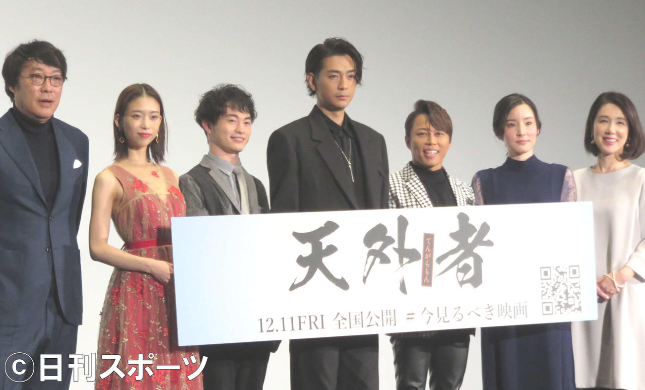 映画「天外者」完成舞台あいさつに出席した、左から田中光敏監督、森川葵、森永悠希、三浦翔平、西川貴教、蓮佛美沙子、筒井真理子