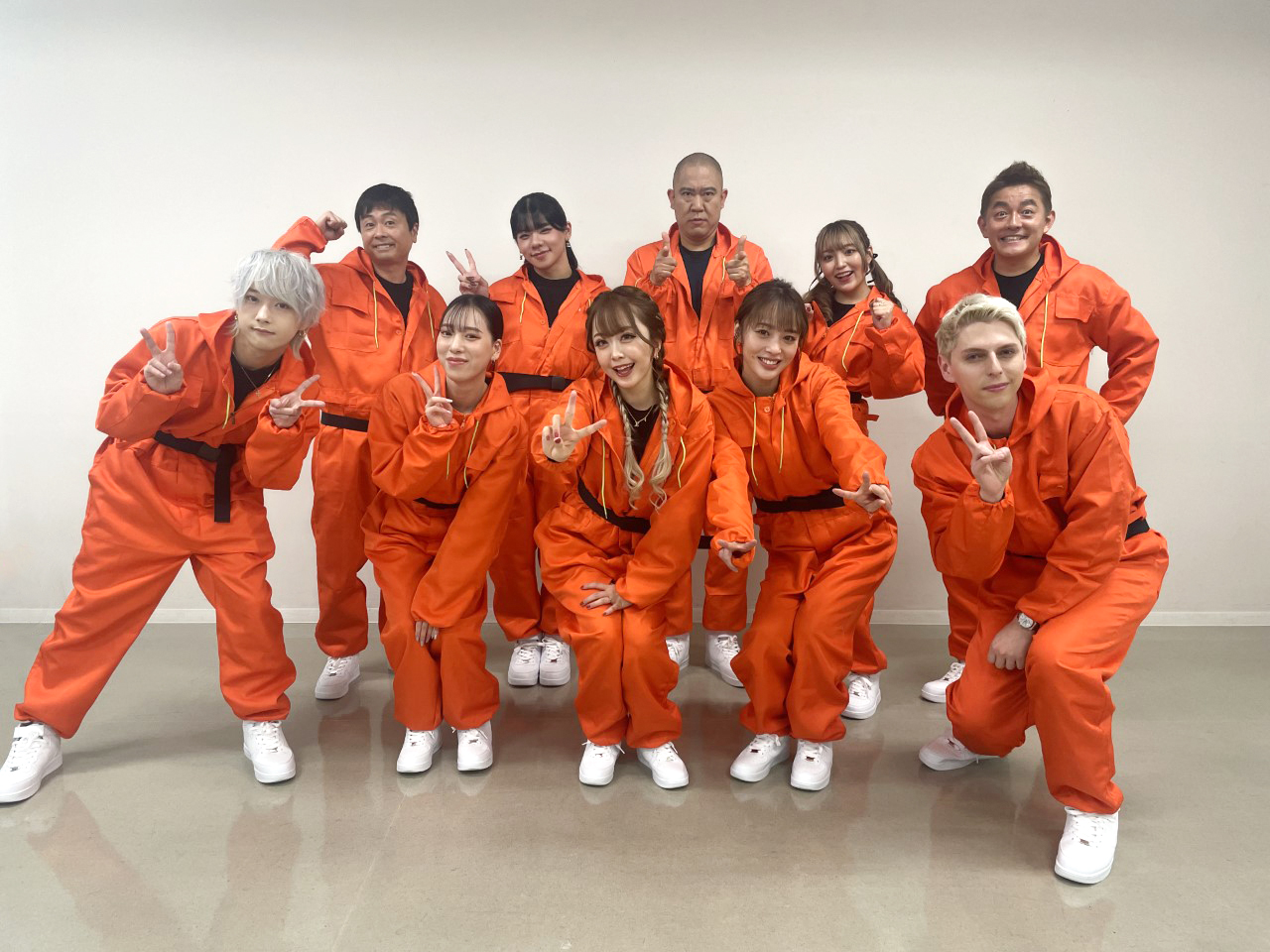 「ReC（レック）人狼×ゾンビ　裏切り者は誰だ？」に出演する、前列左から椚三波斗（9bic）、タナカガ（パパラピーズ）、みりちゃむ、神部美咲、小原ブラス、後列左から河本準一（次長課長）、とうあ、ナダル（コロコロチキチキペッパーズ）、ねお、井戸田潤（スピードワゴン）（C）フジテレビ