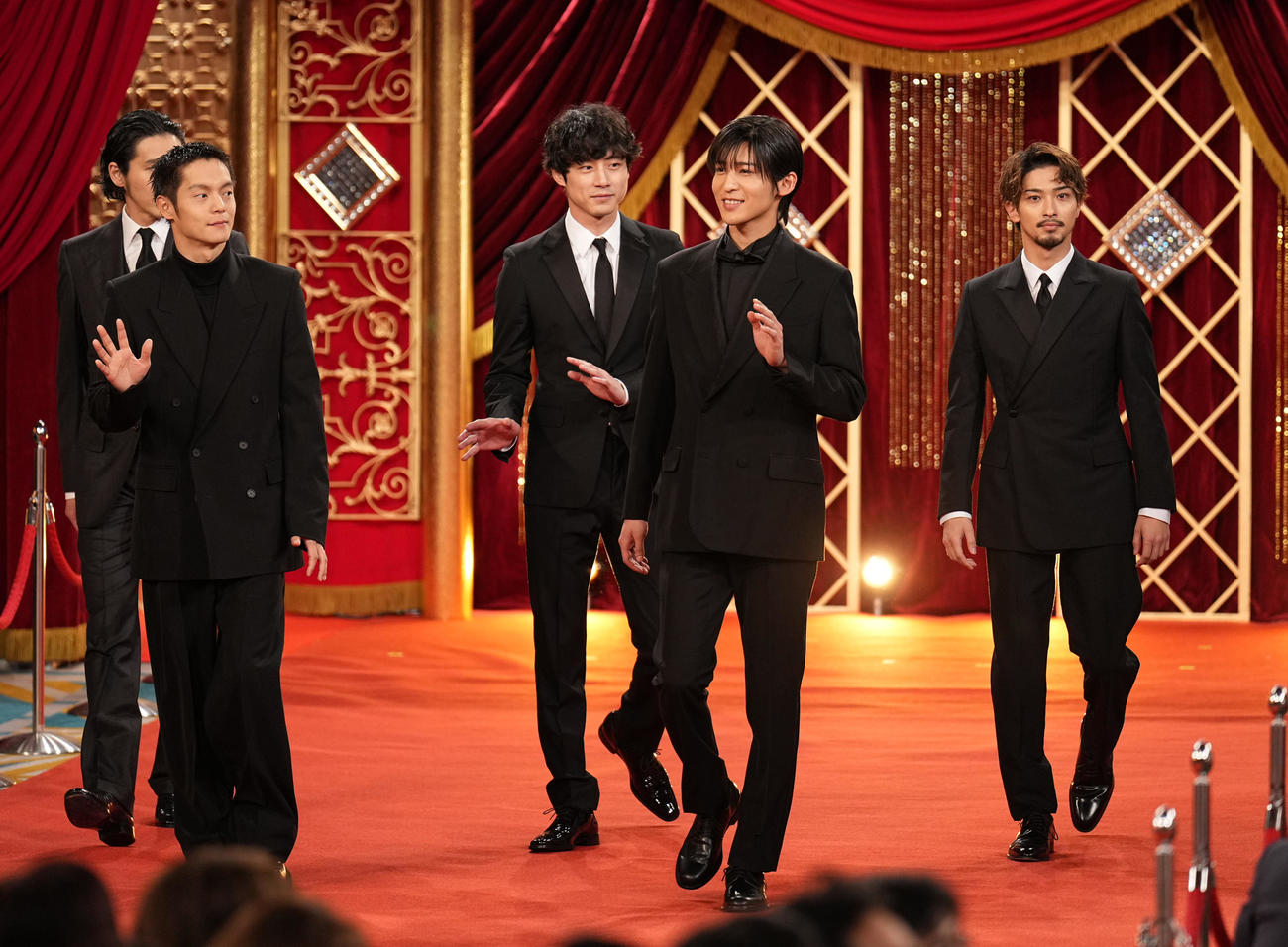 レッドカーペットに登場した優秀助演男優賞の、前列左から窪田正孝、Snow Man目黒蓮。後列左から柄本佑、坂口健太郎、横浜流星（代表撮影）