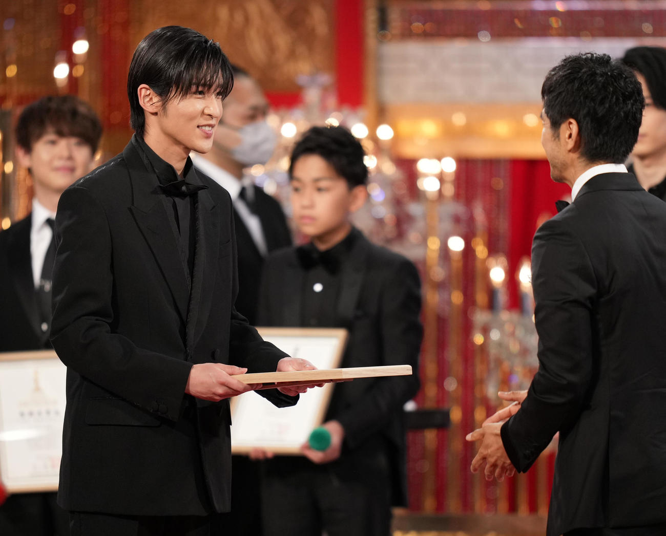 第46回日本アカデミー賞　新人俳優賞を受賞したSnow Man目黒蓮（左）（代表撮影）