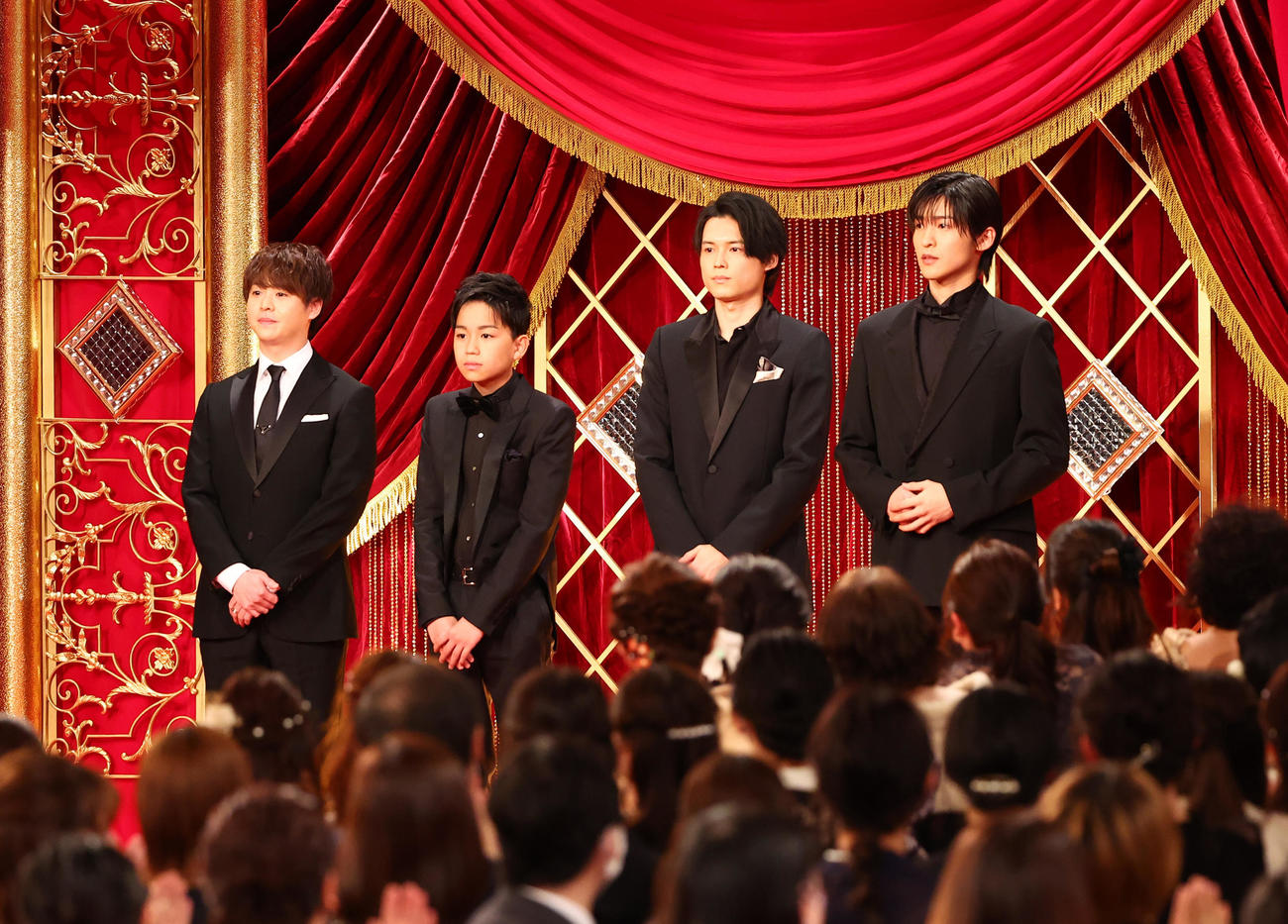 第46回日本アカデミー賞　レッドカーペットを歩く新人俳優賞を受賞した（左から）Hey！Say！JUMP有岡大貴、番家一路、SixTONES松村北斗、Snow Man目黒蓮（代表撮影）