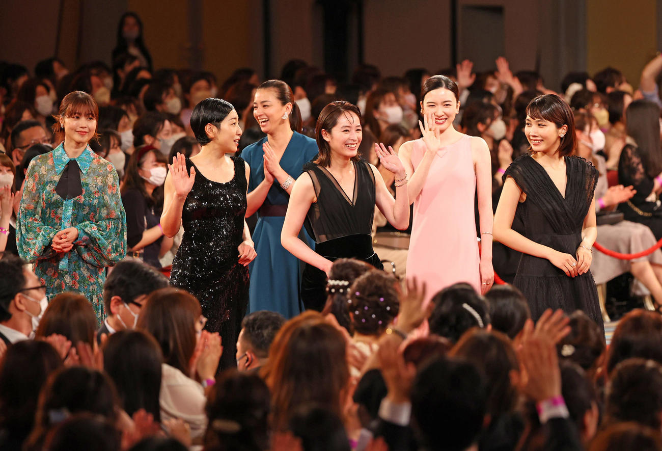 第46回日本アカデミー賞　レッドカーペットを歩く優秀助演女優賞を受賞した、左から有村架純、安藤サクラ、尾野真千子、清野菜名、永野芽郁、松本穂香（代表撮影）
