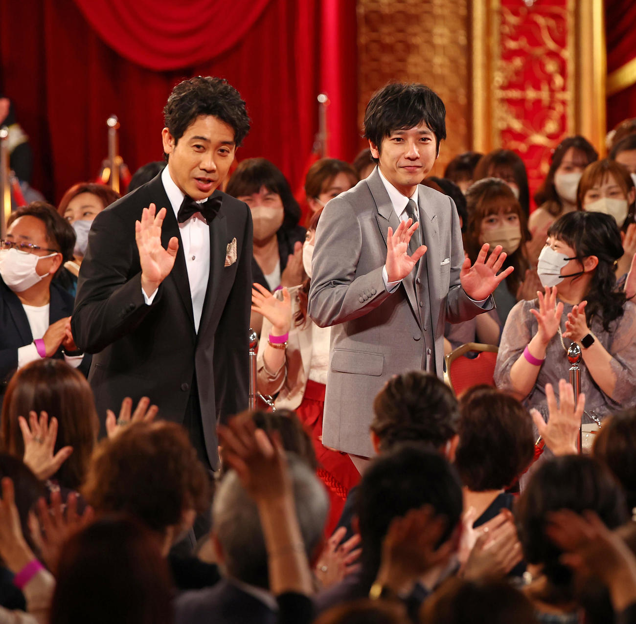 第46回日本アカデミー賞　レッドカーペットを歩く優秀主演男優賞を受賞した大泉洋（左）と嵐の二宮和也（代表撮影）