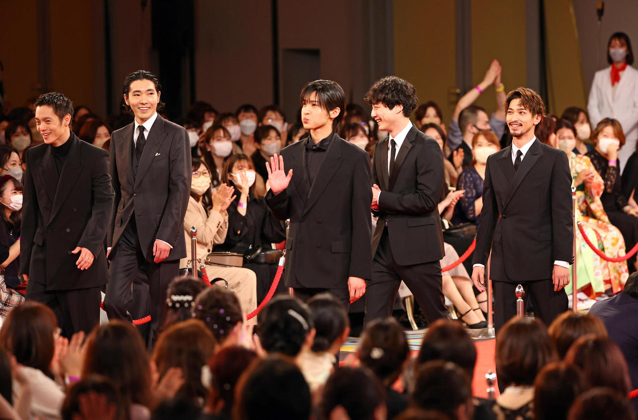 第46回日本アカデミー賞　レッドカーペットを歩く優秀助演男優賞を受賞した（左から）窪田正孝、柄本佑、Snow Man目黒蓮、坂口健太郎、横浜流星（代表撮影）