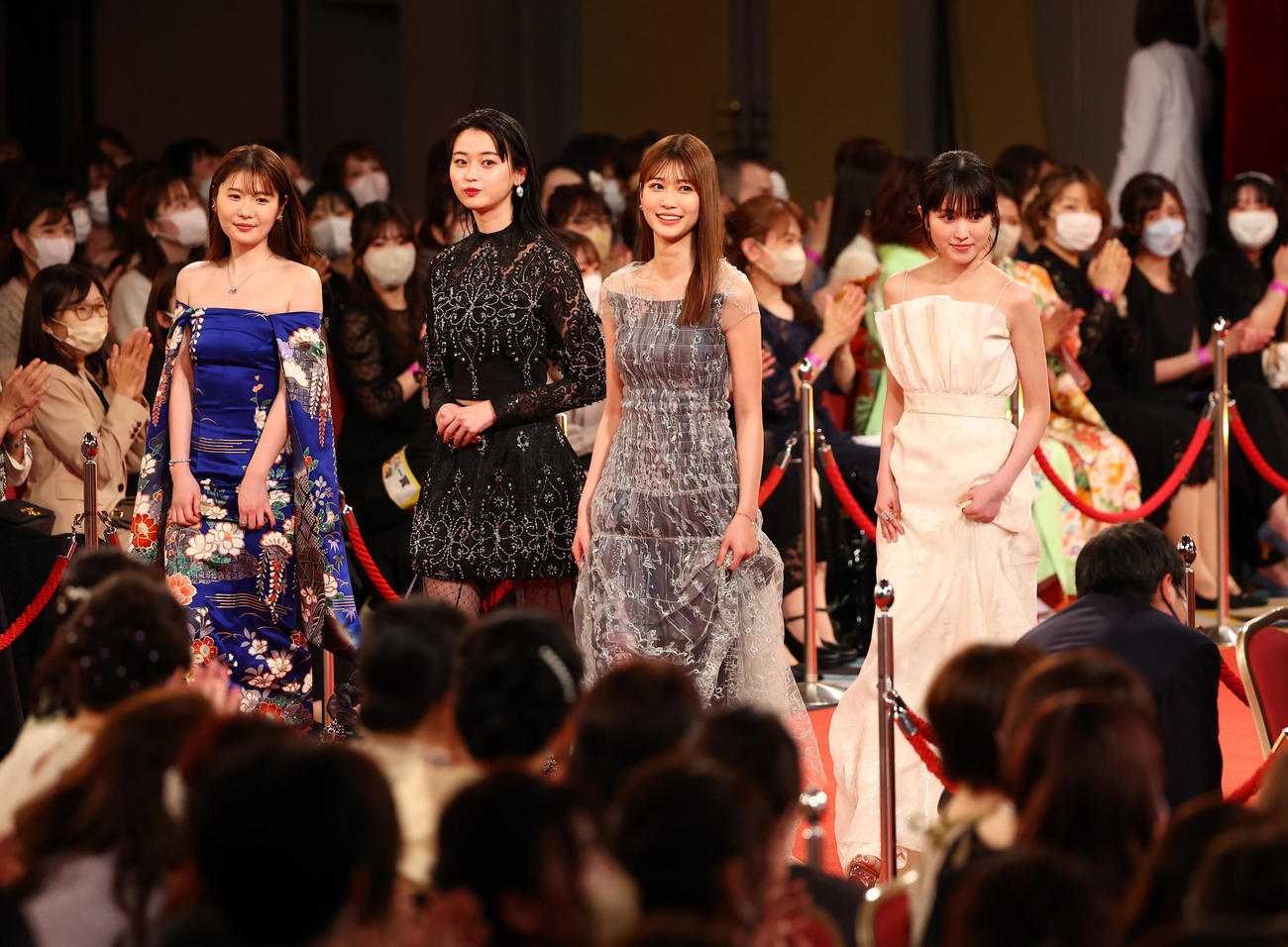 第46回日本アカデミー賞　レッドカーペットを歩く新人俳優賞を受賞した、左から小野花梨、菊池日菜子、生見愛瑠、福本莉子（代表撮影）