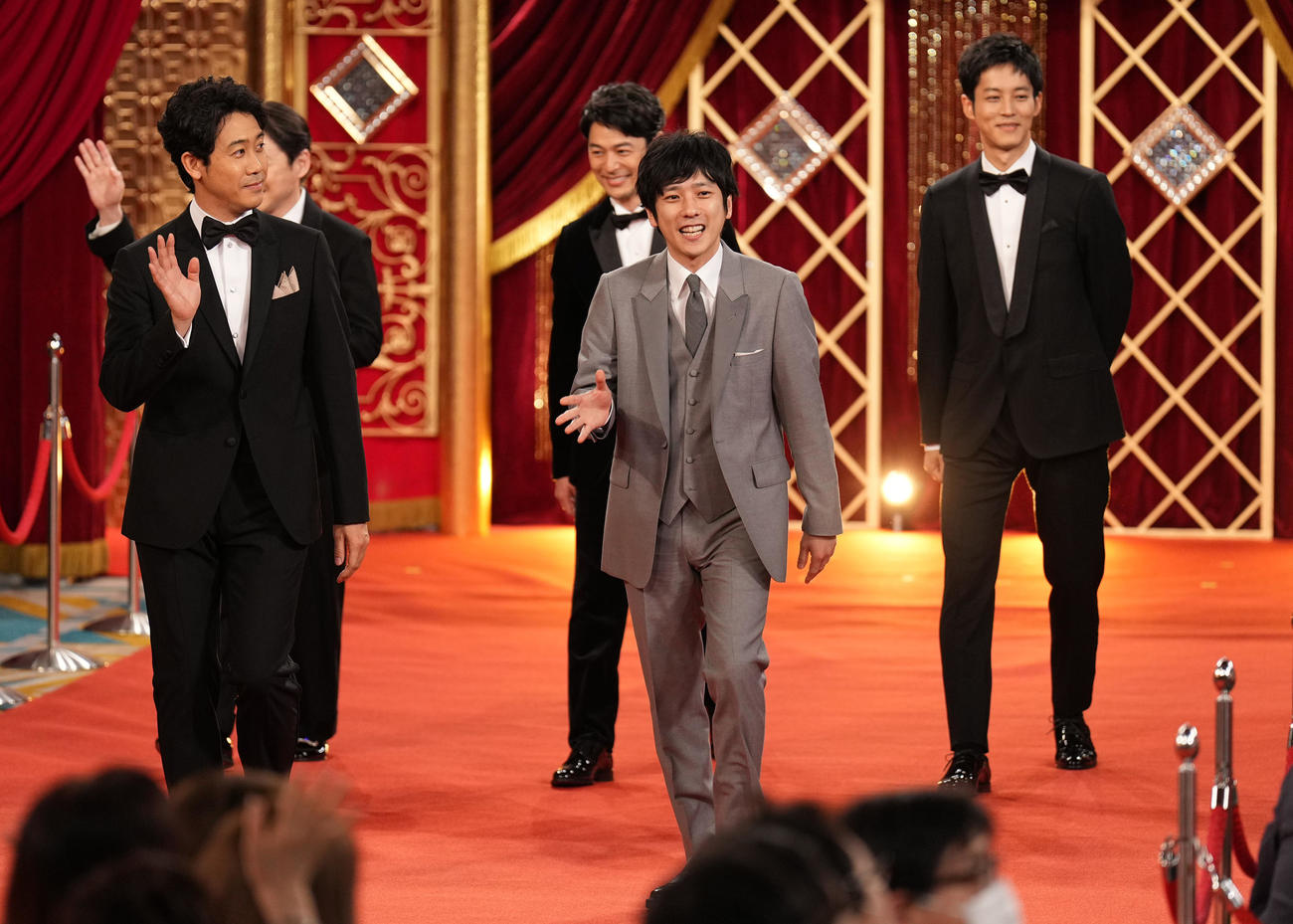 第46回日本アカデミー賞　レッドカーペットに登場した優秀主演男優賞の大泉洋（前列左）、二宮和也（同右）、後列中央は妻夫木聡、右端は松坂桃李（代表撮影）