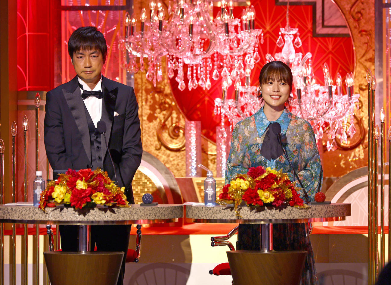 司会を務めた羽鳥慎一（左）と有村架純（代表撮影）