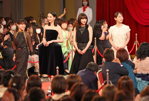 第46回日本アカデミー賞
レッドカーペットを歩く優秀主演女優賞を受賞した、左から岸井ゆきの、のん、広瀬すず、吉岡里帆（代表撮影）