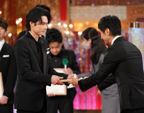 第46回日本アカデミー賞　新人俳優賞を受賞したSixTONES松村北斗（左）（代表撮影）