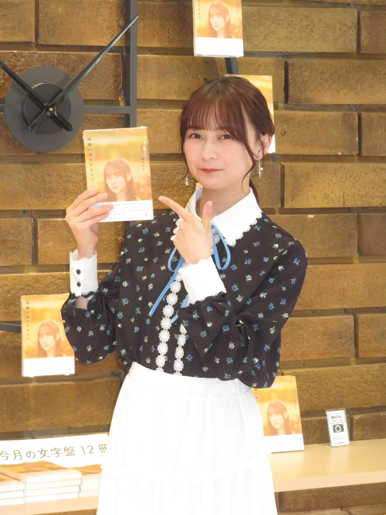 自身の書籍刊行記念囲み取材で笑顔を見せる乃木坂46鈴木絢音（撮影・横山慧）