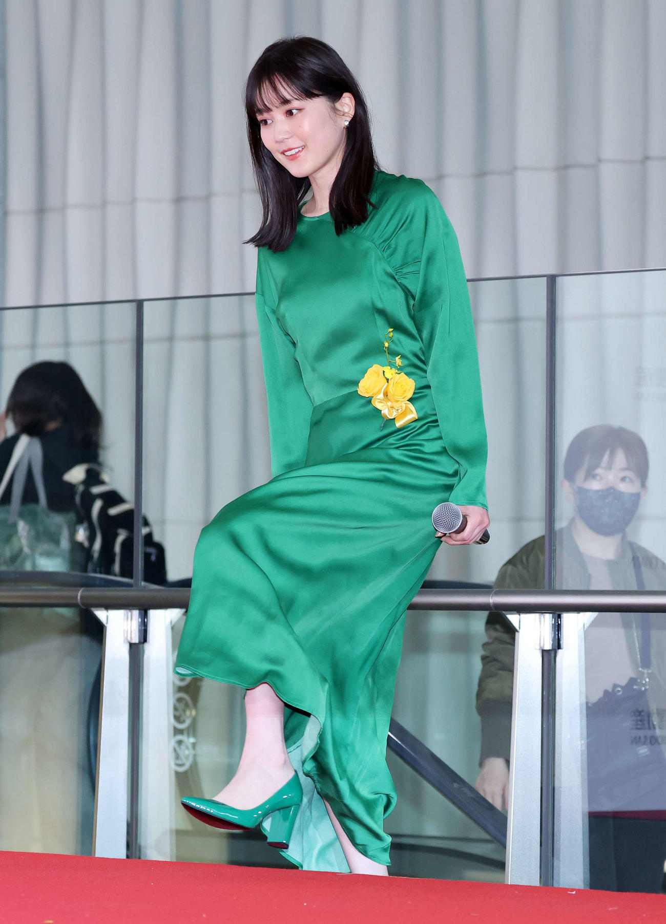 オープニングセレモニーに登壇する生田絵梨花（撮影・鈴木正人）