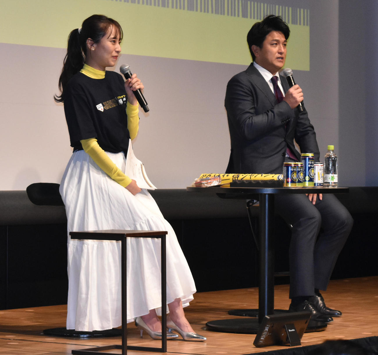 WBC日韓戦のパブリックビューイングに参加した上田まりえと高橋由伸氏