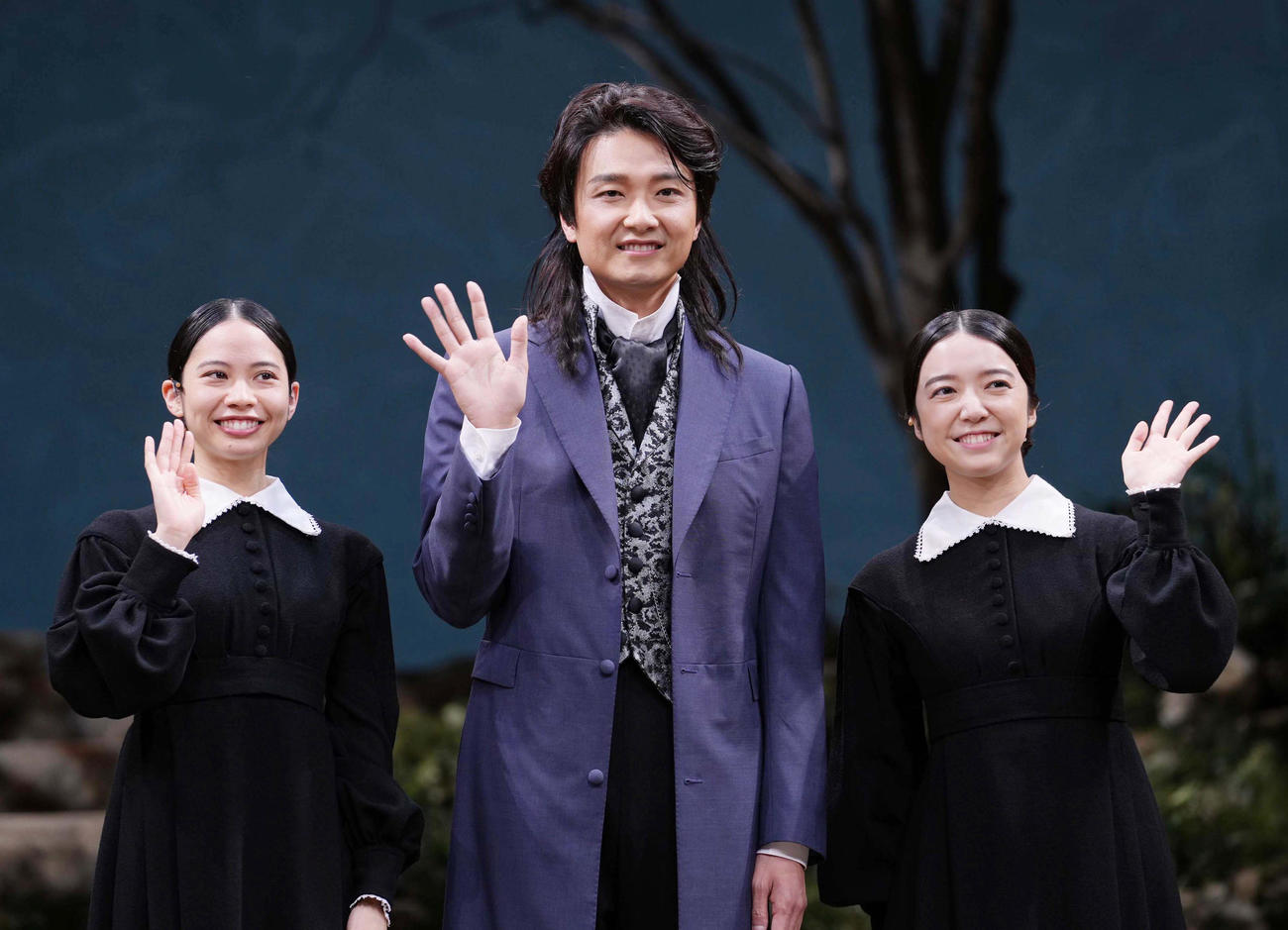 ミュージカル「ジェーン・エア」ゲネプロの囲み会見に臨む、左から屋比久知奈、井上芳雄、上白石萌音（撮影・小沢裕）