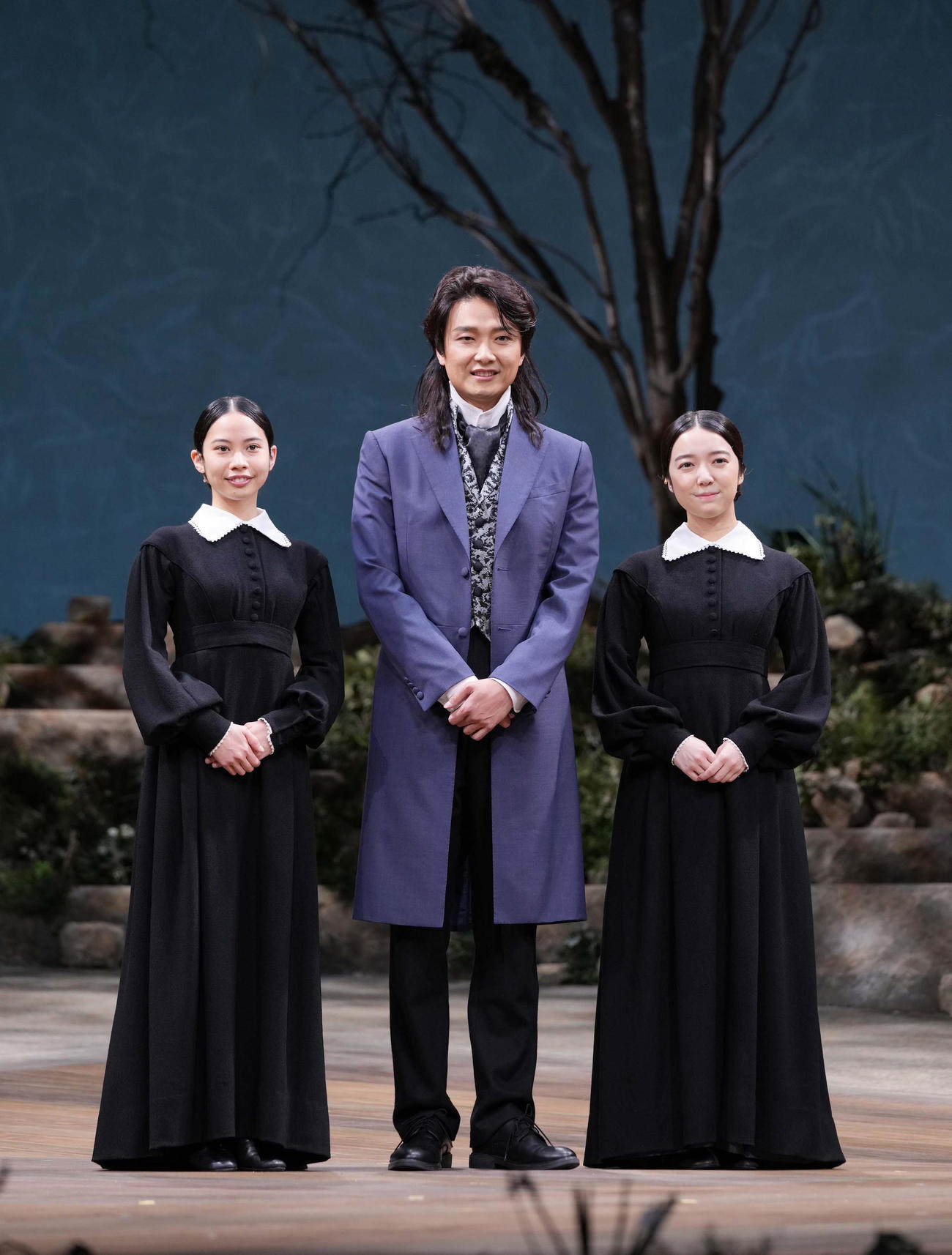 ミュージカル「ジェーン・エア」ゲネプロの囲み会見に臨む、左から屋比久知奈、井上芳雄、上白石萌音（撮影・小沢裕）