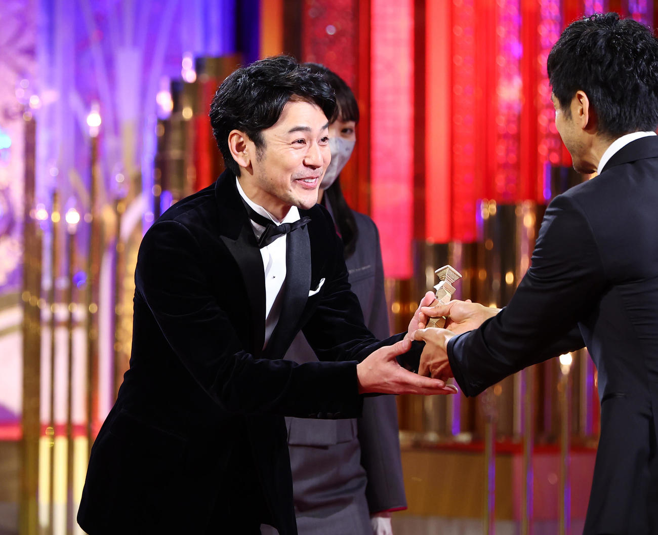 最優秀主演男優賞を受賞し、笑顔を見せる妻夫木聡（代表撮影）