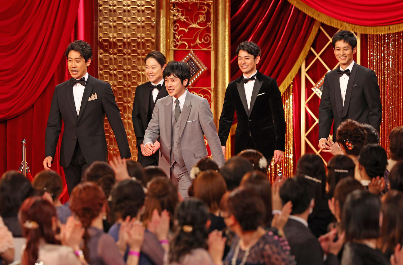 レッドカーペットを歩く優秀主演男優賞を受賞した（左から）大泉洋、阿部サダヲ、嵐の二宮和也、妻夫木聡、松坂桃李（代表撮影）