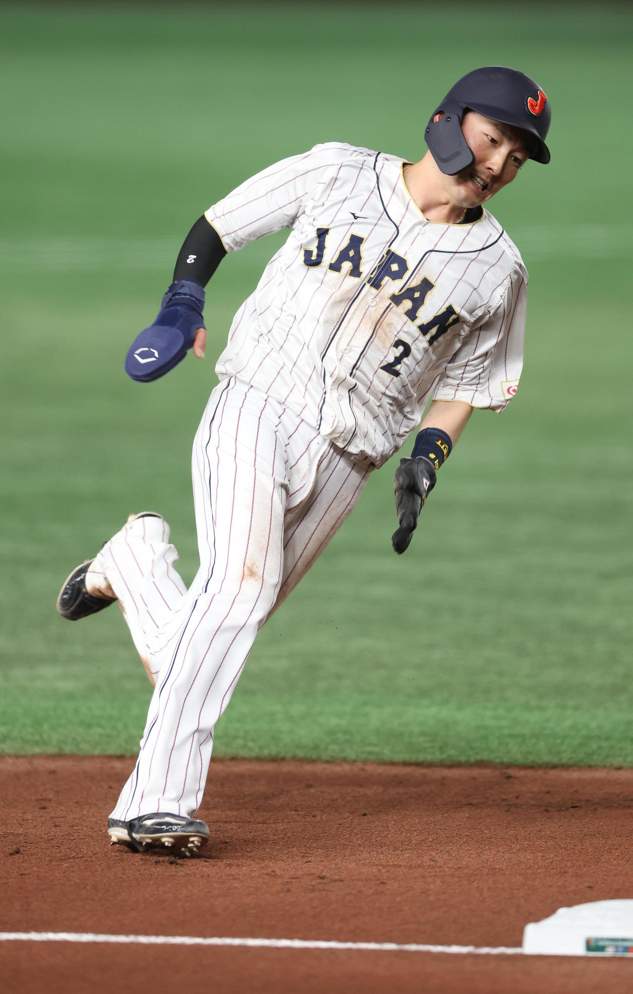 日本対韓国　3回裏日本無死一、二塁、ヌートバーの中前適時打で本塁へ向かう二走源田（撮影・前田充）