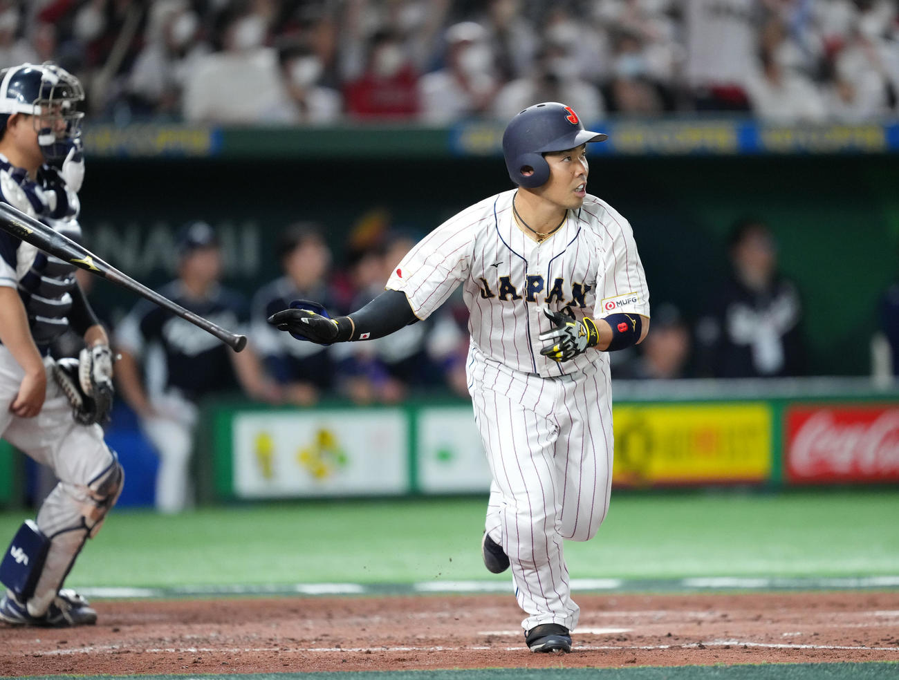 日本対韓国　3回裏日本無死一、三塁、中適時二塁打を放つ近藤（撮影・菅敏）