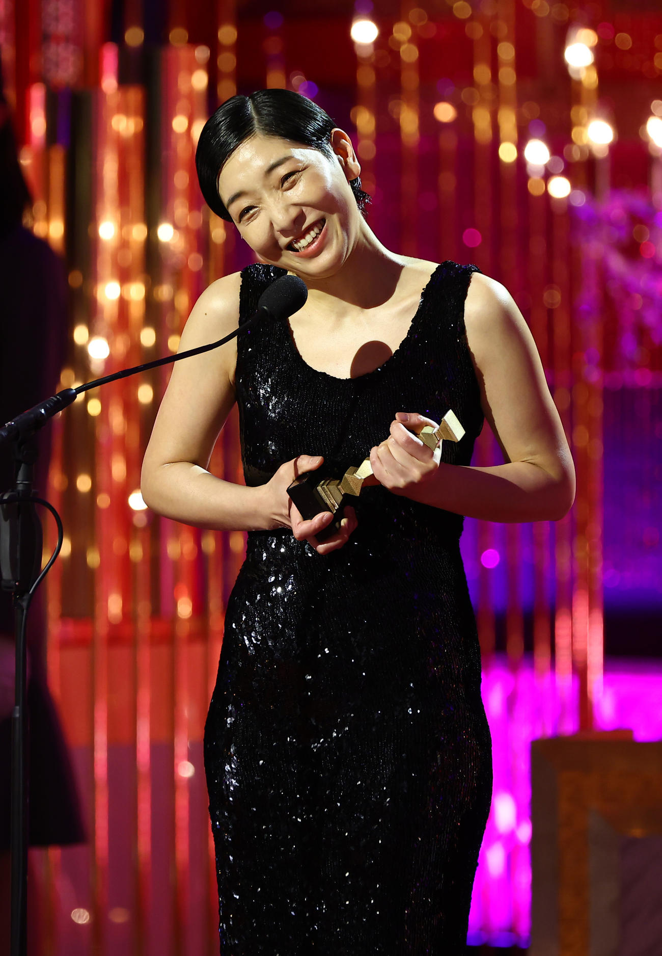 最優秀助演女優賞を受賞し、スピーチする安藤サクラ（代表撮影）