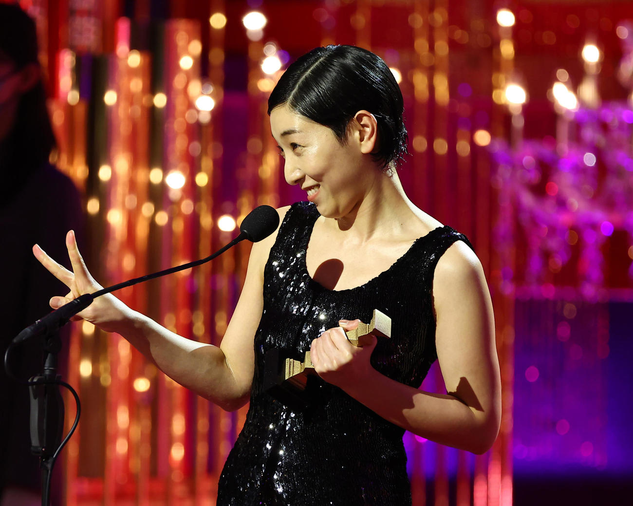 最優秀助演女優賞を受賞し、ポーズを決める安藤サクラ（代表撮影）