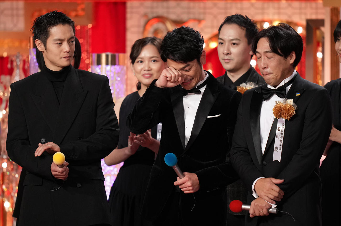第46回日本アカデミー賞　最優秀作品賞に輝いた「ある男」の左から窪田正孝、妻夫木聡、石川慶監督。妻夫木はスピーチの最中に感極まって言葉を詰まらせた（代表撮影）