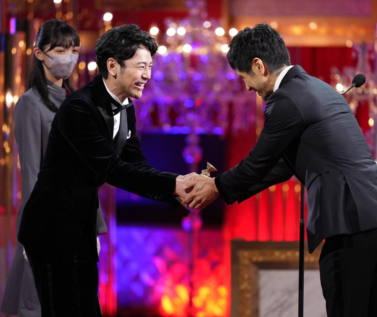 第46回日本アカデミー賞　最優秀主演男優賞の妻夫木聡（左）。プレゼンターは西島秀俊（代表撮影）