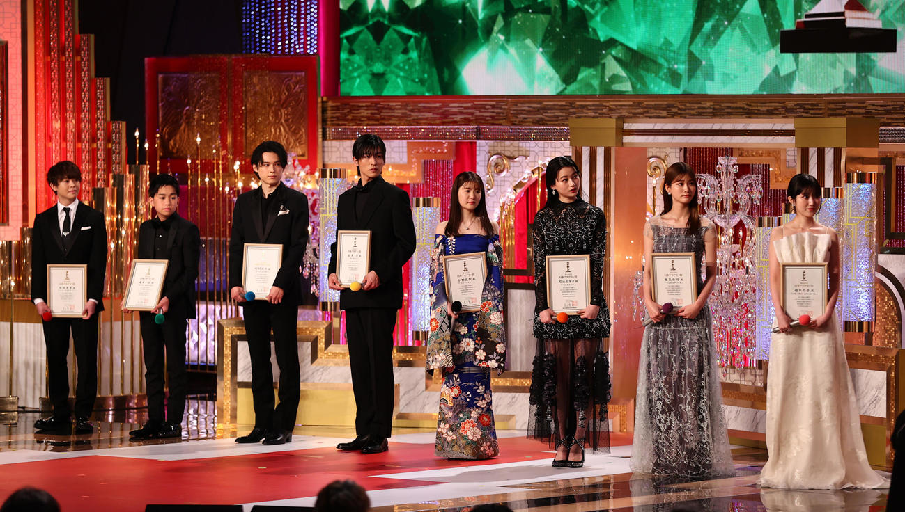 第46回日本アカデミー賞　新人俳優賞を受賞した（左から）有岡大貴、番家一路、松村北斗、目黒蓮、小野花梨、菊池日菜子、生見愛瑠、福本莉子（代表撮影）