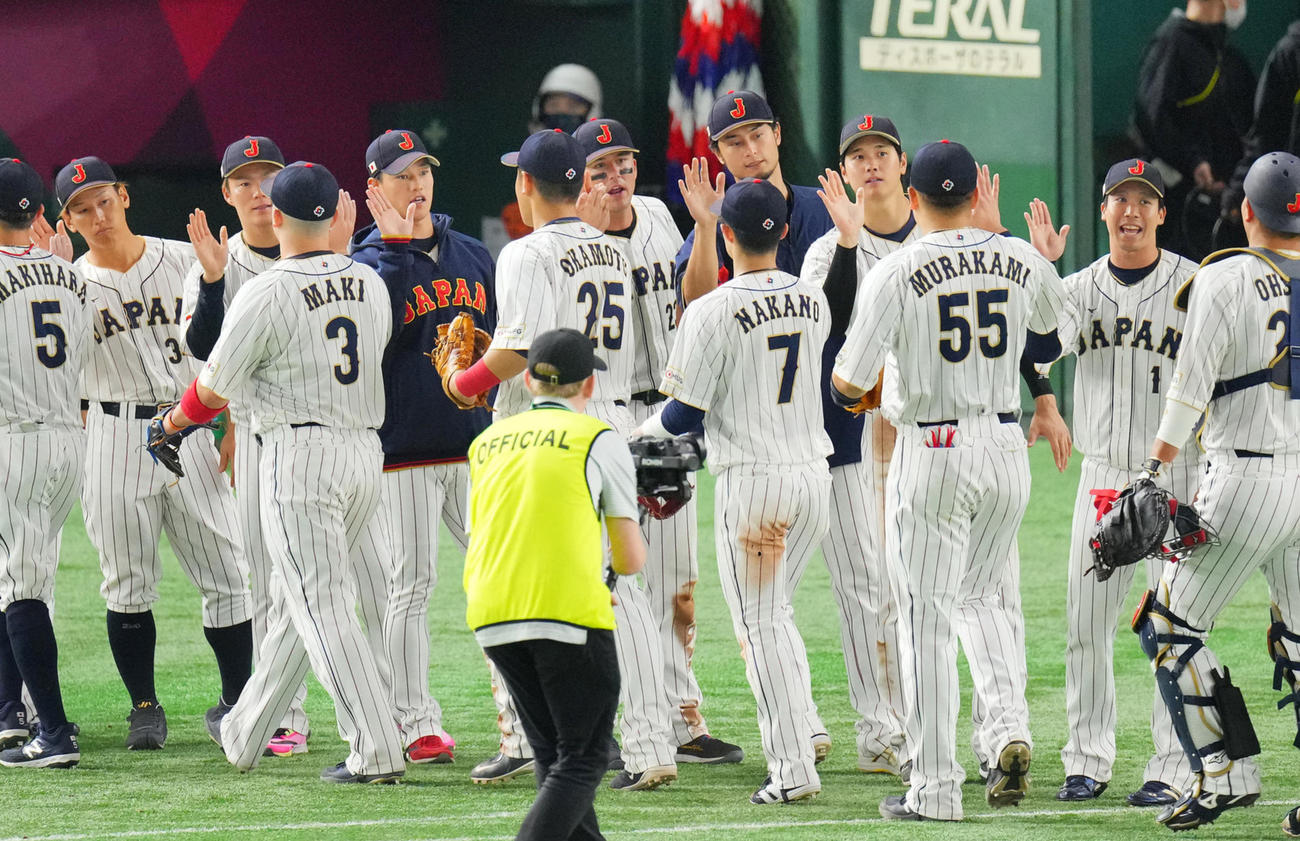 日本対韓国　韓国に勝利しタッチを交わす日本の選手たち（撮影・垰建太）