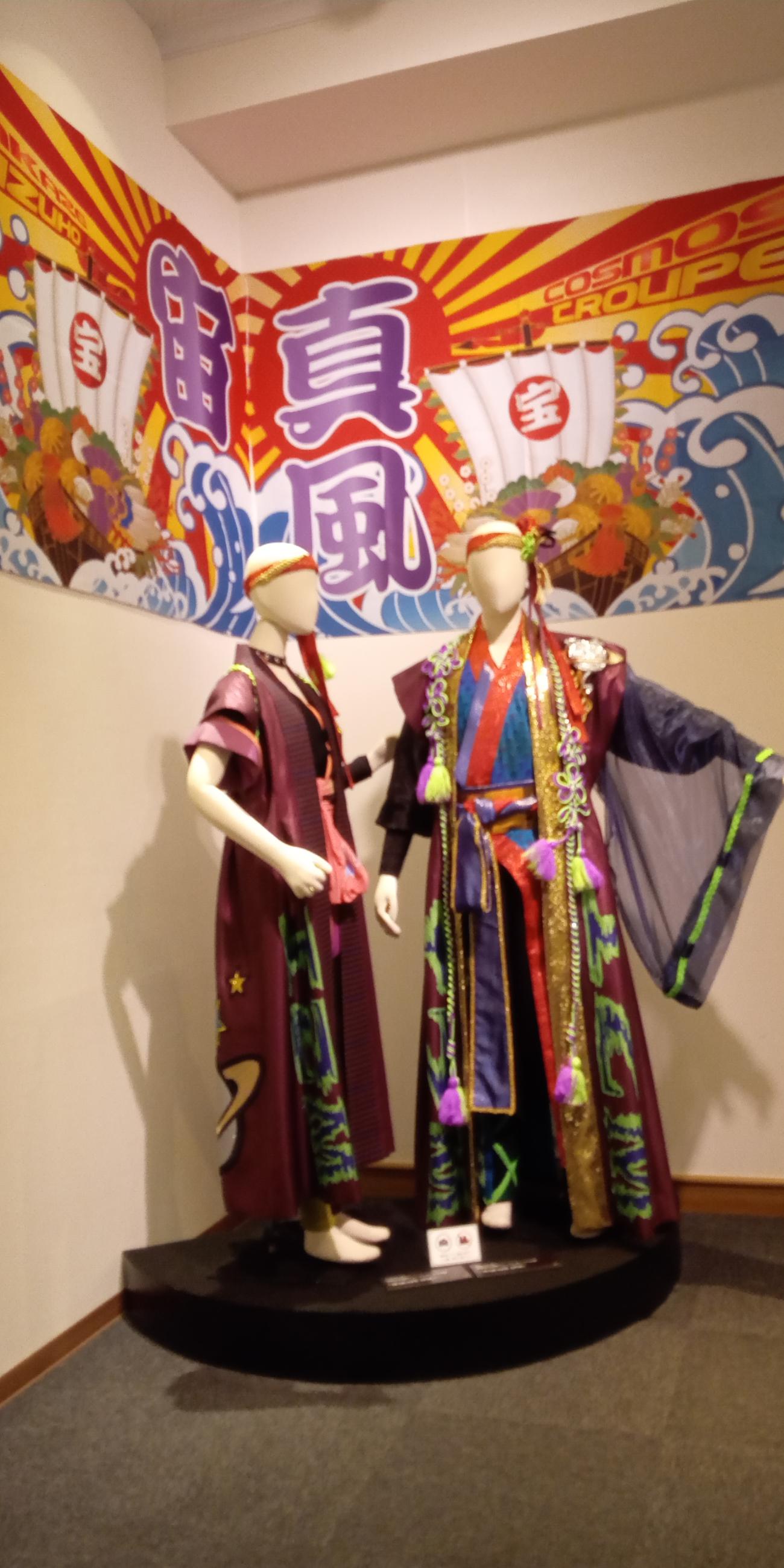 MAKAZE IZMでの衣装も展示（撮影・村上久美子）