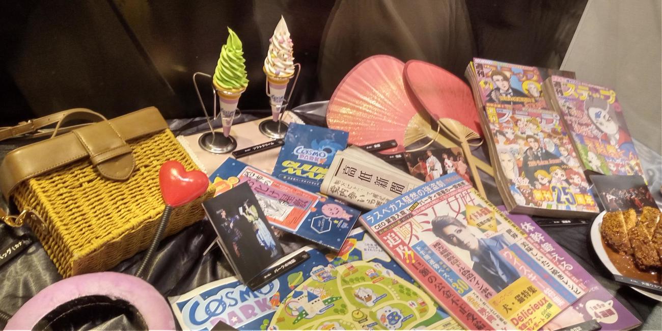 小道具も多数展示（撮影・村上久美子）