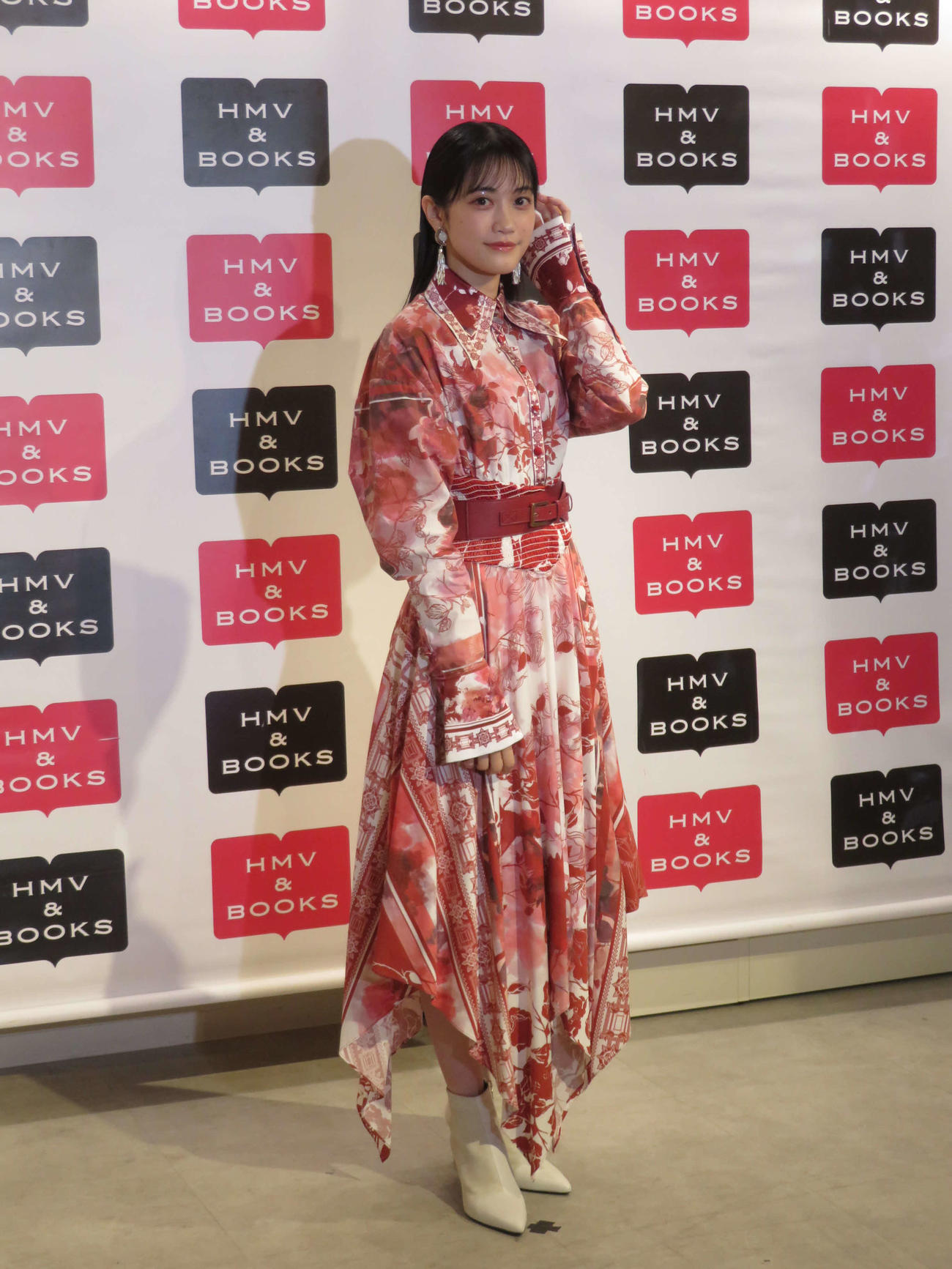 ファースト写真集「きみやすみ」発売記念取材会を開いた小泉萌香（撮影・村上幸将）