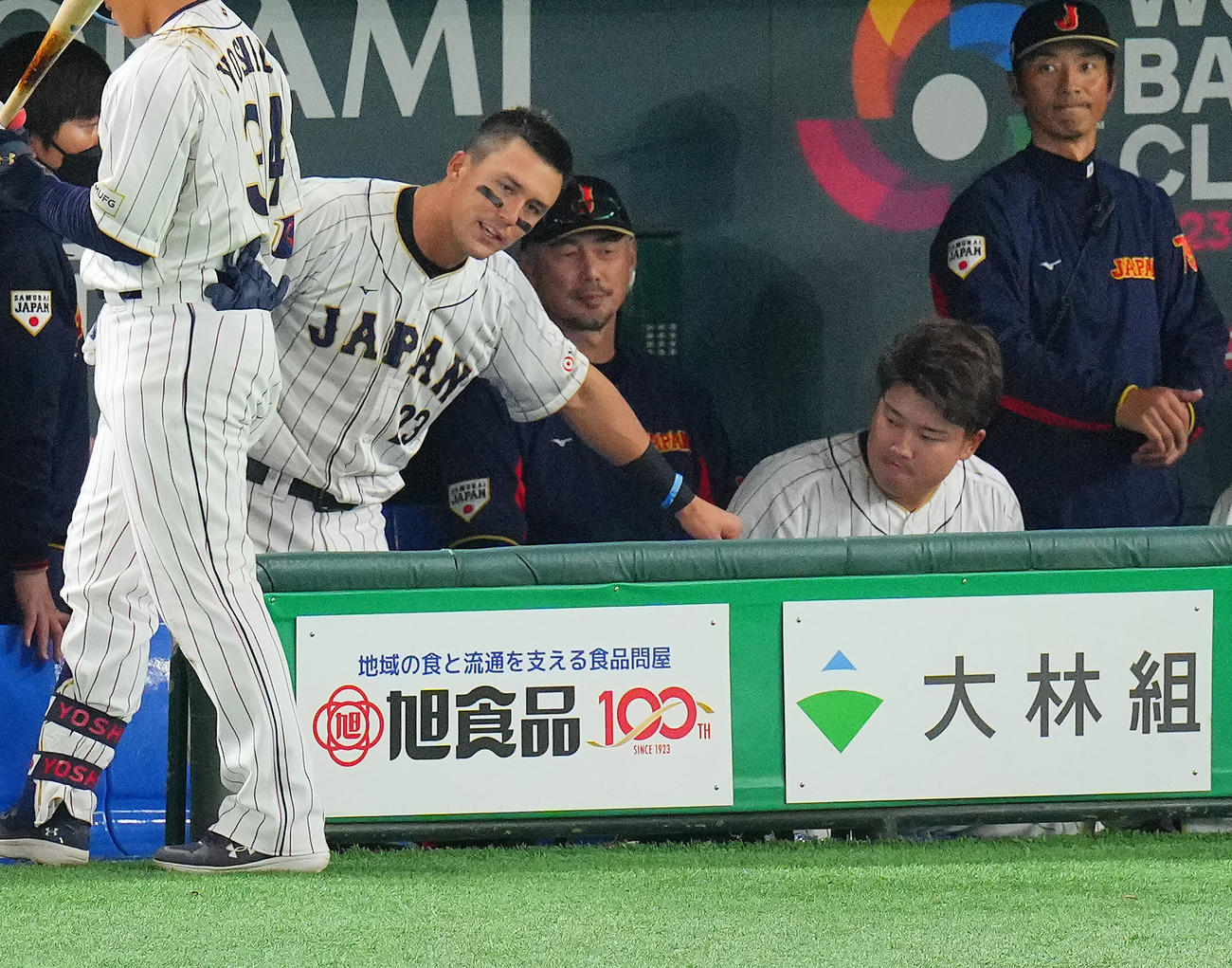 日本対韓国　5回裏、ベンチで村上（右）に声をかけるヌートバー（左）（2023年3月10日撮影）