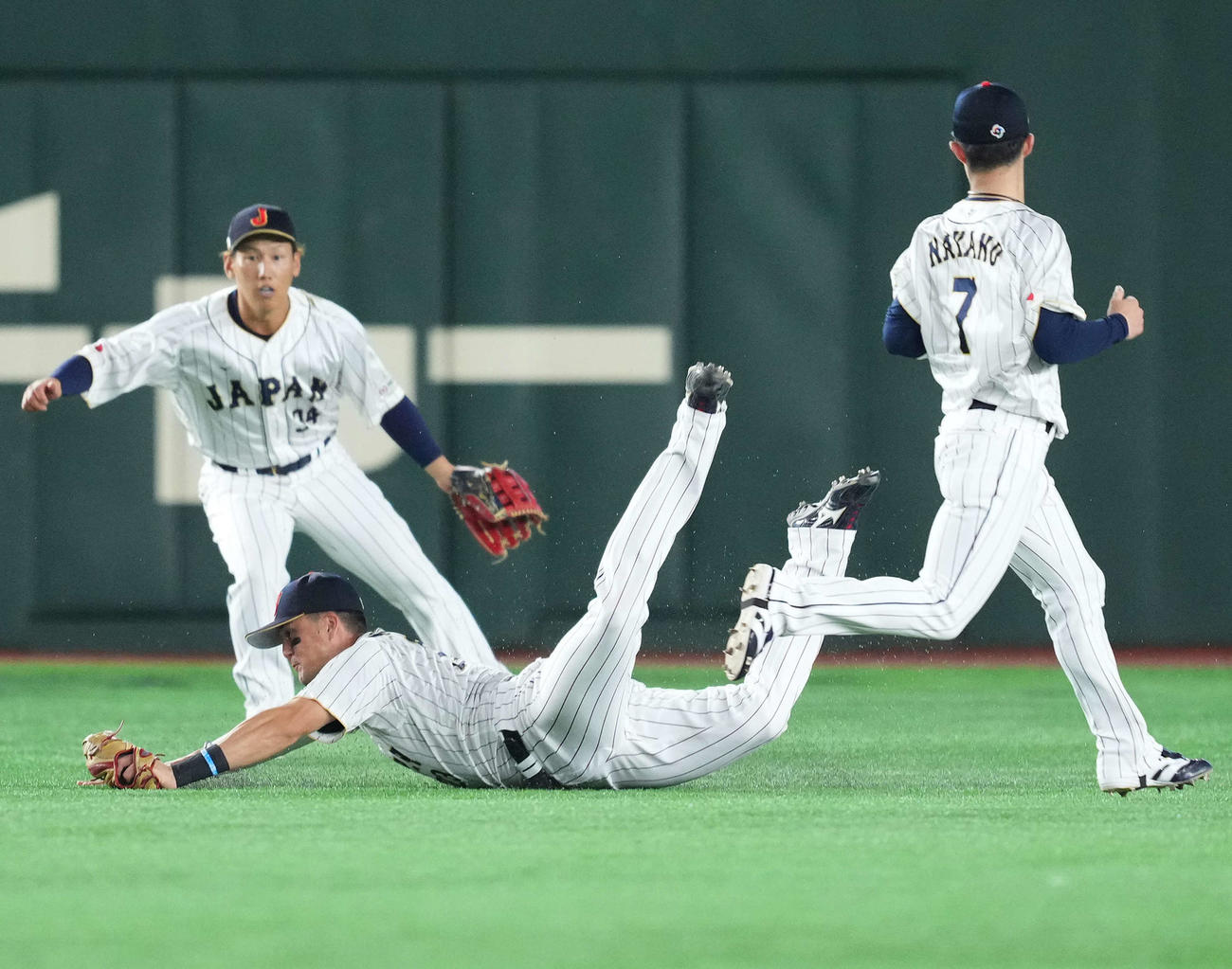 日本対韓国　5回表韓国1死一塁、金河成の中飛を好捕するヌートバー（2023年3月10日撮影）