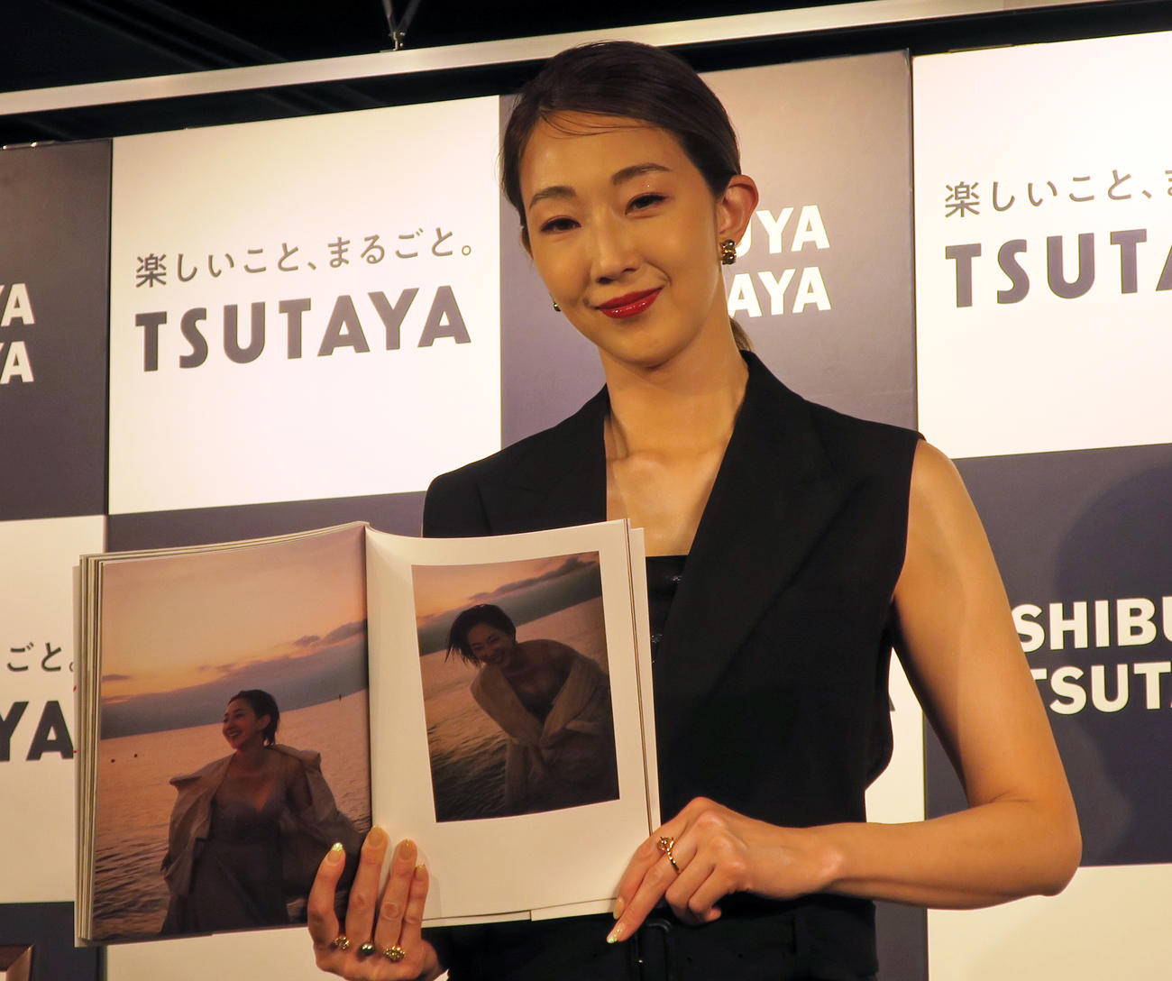 写真集「悪い女　A BAD WOMAN」発売記念会見を行った紅ゆずる