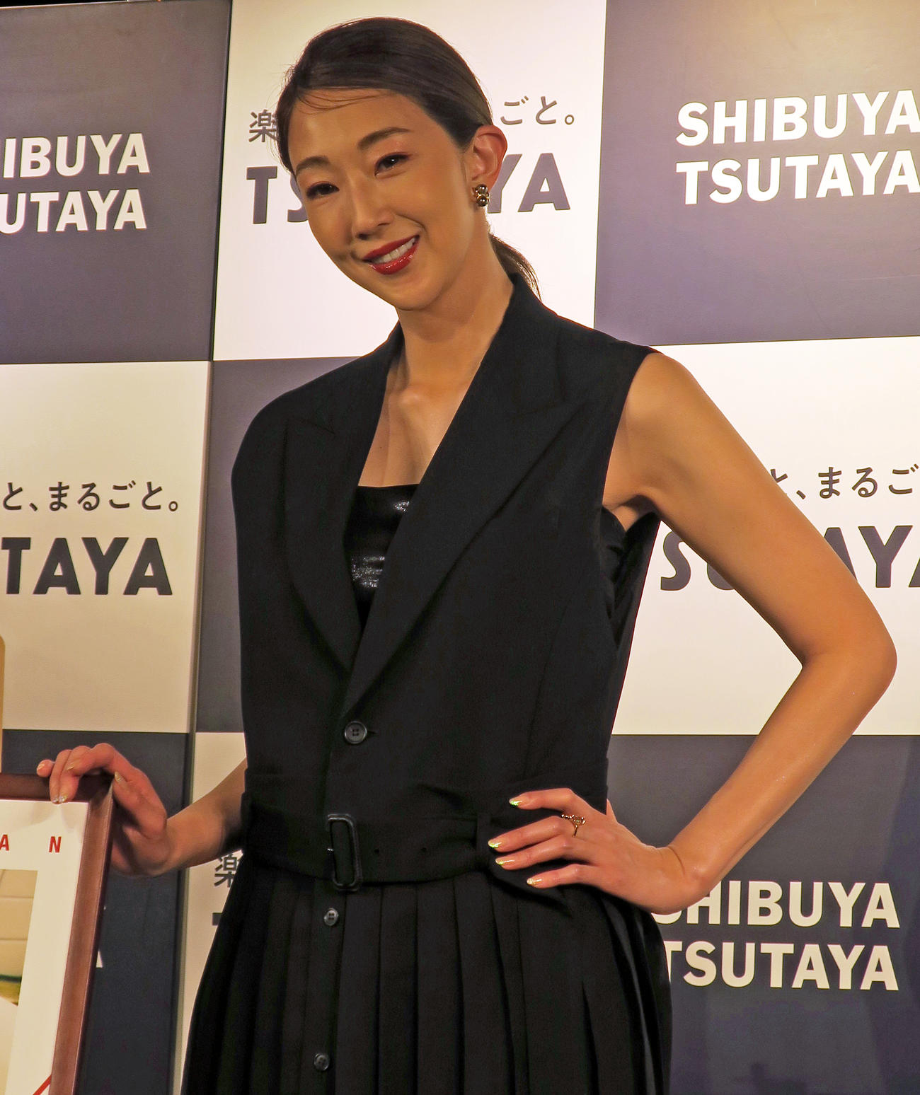 写真集「悪い女　A BAD WOMAN」発売記念会見を行った紅ゆずる
