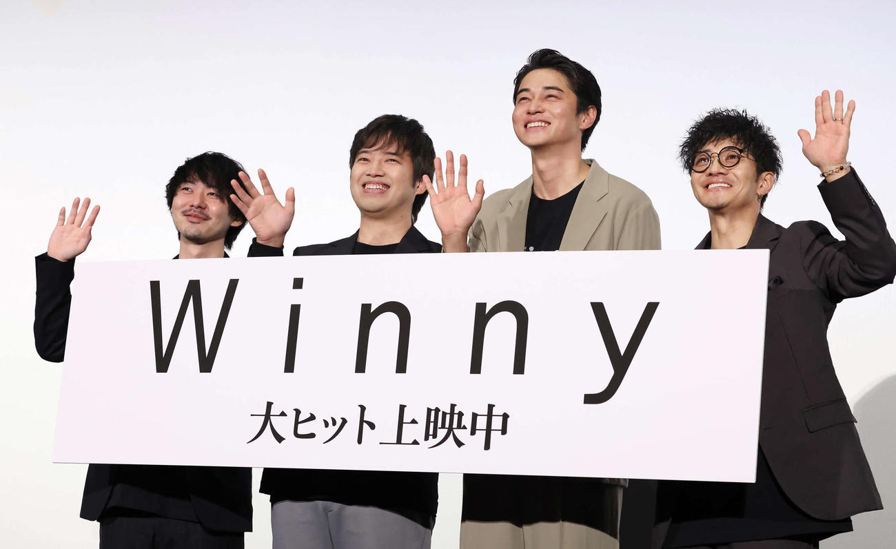 映画「Winny」の舞台あいさつでテレビカメラに手を振る、左から松本優作監督、三浦貴大、東出昌大、和田正人（撮影・丹羽敏通）