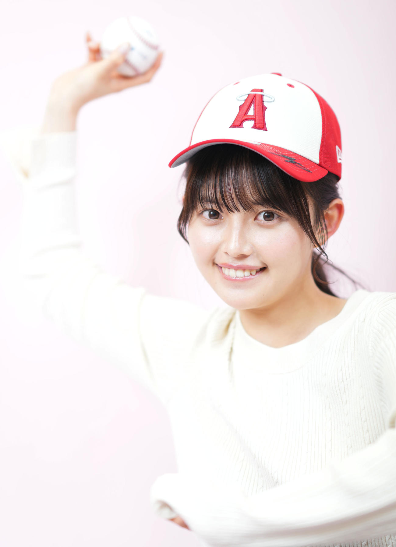 いつか始球式に呼ばれるよう、大好きなお父さんとキャッチボールでトレーニングを続ける森日菜美（撮影・狩俣裕三）