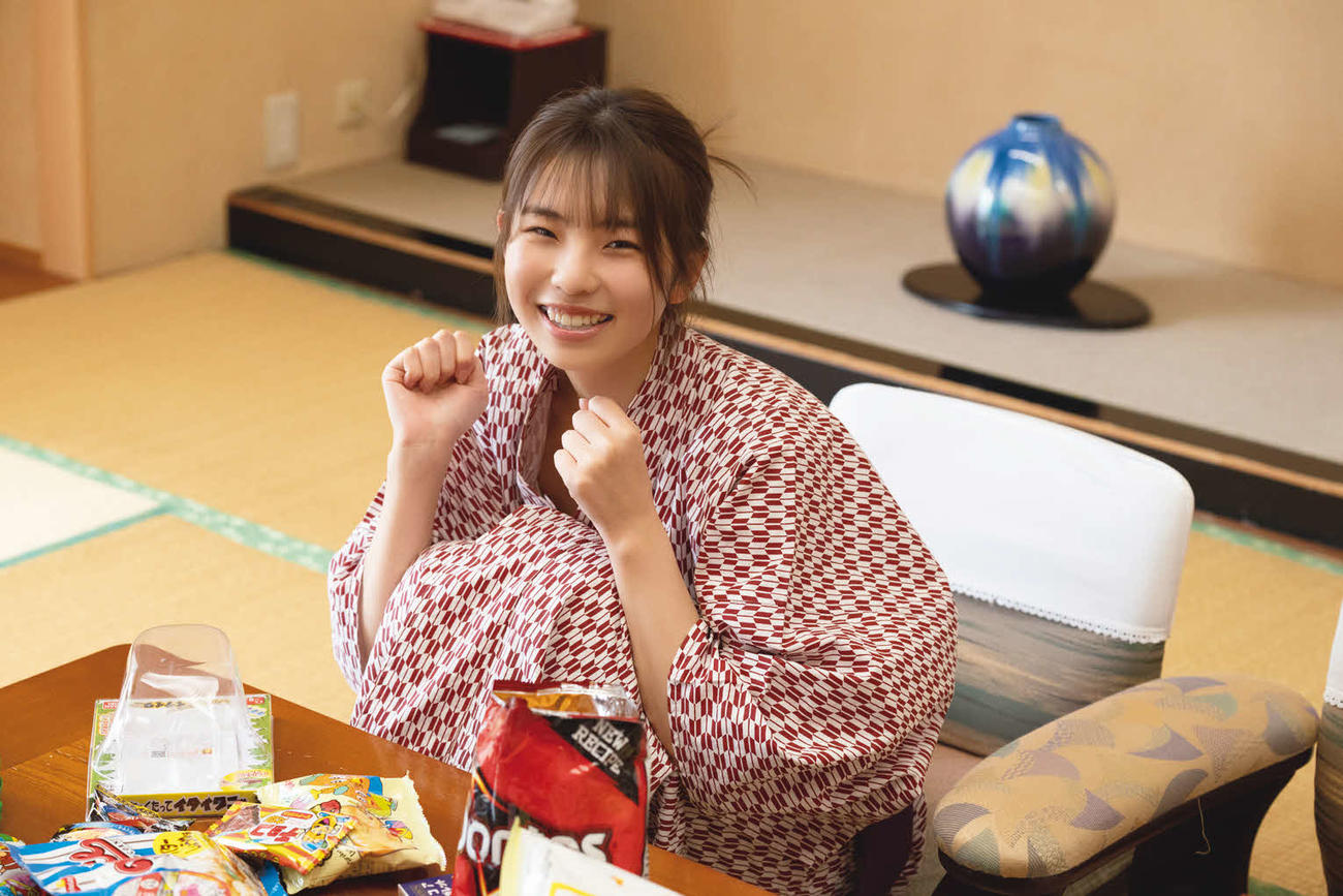 写真週刊誌「FRIDAY」（3月24日号）で、くろがねさらと初のペアグラビアを飾った菊地姫奈の本誌掲載カット（LUCKMAN氏撮影）