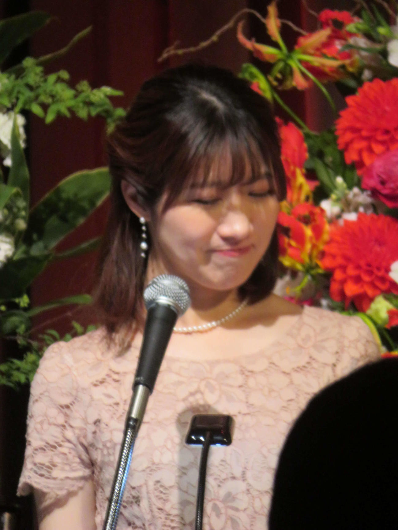 第17回　声優アワードで主演、助演声優賞を史上初めてダブル受賞し、スピーチする種崎敦美の涙に、涙を浮かべる文化放送の坂口愛美アナウンサー（撮影・村上幸将）