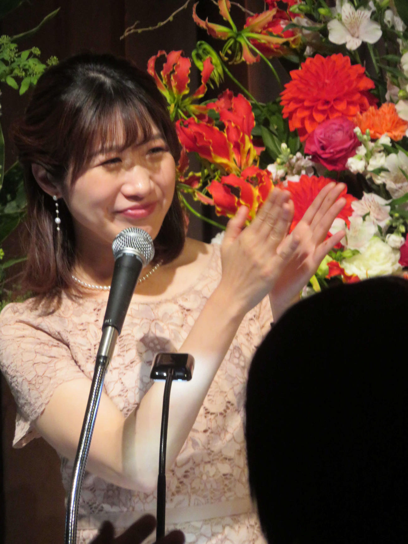 第17回　声優アワードで主演、助演声優賞を史上初めてダブル受賞し、泣きながらスピーチする種崎敦美に拍手を送る、文化放送の坂口愛美アナウンサー（撮影・村上幸将）