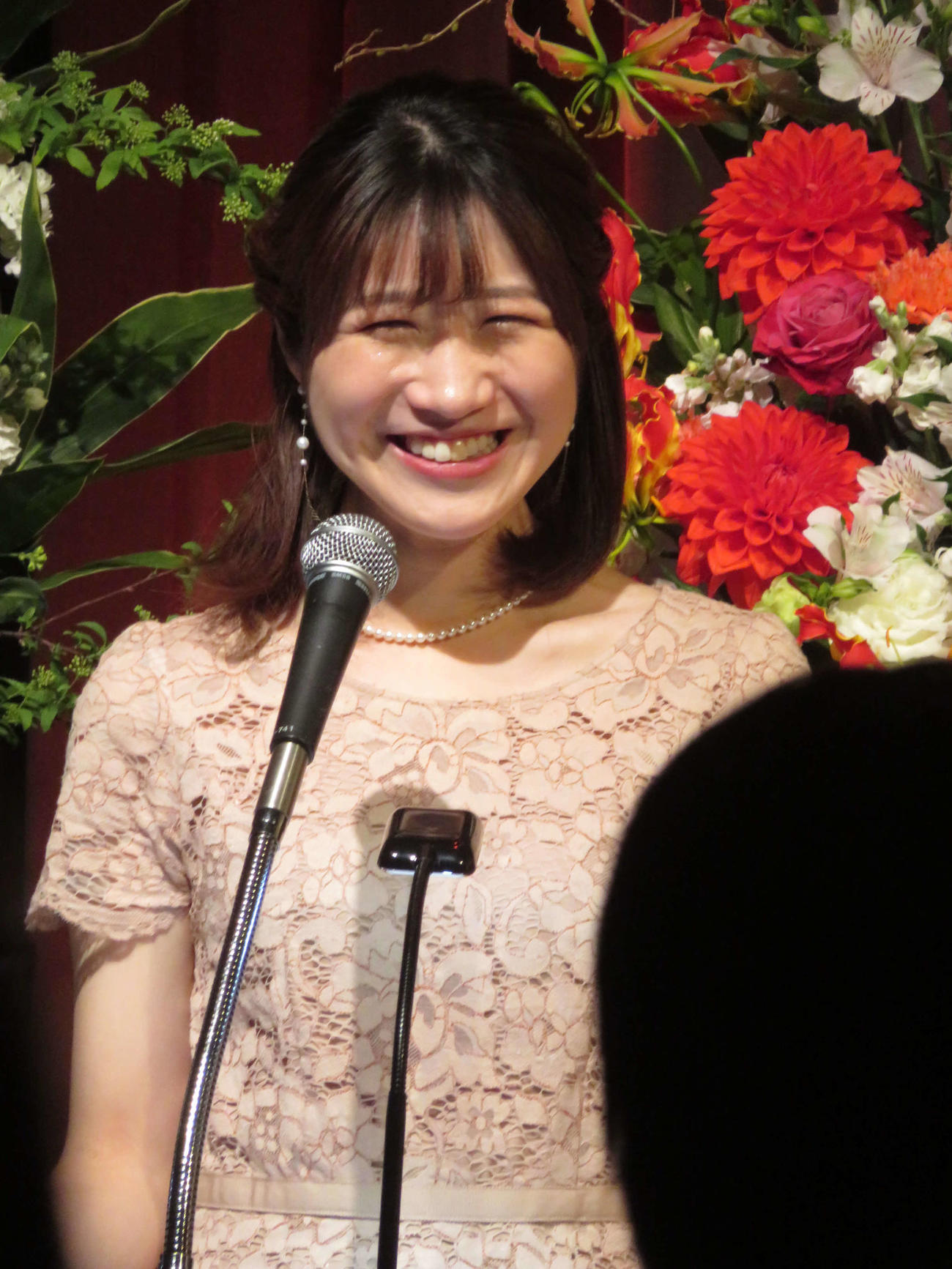 第17回　声優アワードで主演、助演声優賞を史上初めてダブル受賞し、スピーチする種崎敦美の涙に、顔をくしゃくしゃにした文化放送の坂口愛美アナウンサー（撮影・村上幸将）