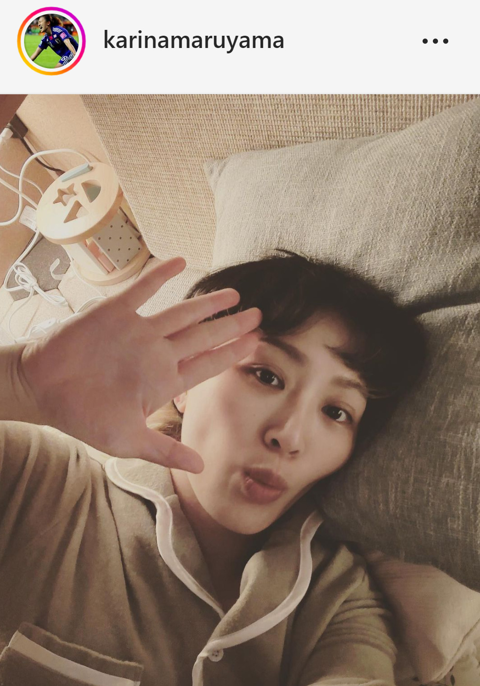 横になって自撮りする丸山桂里奈（丸山桂里奈のインスタグラムより）