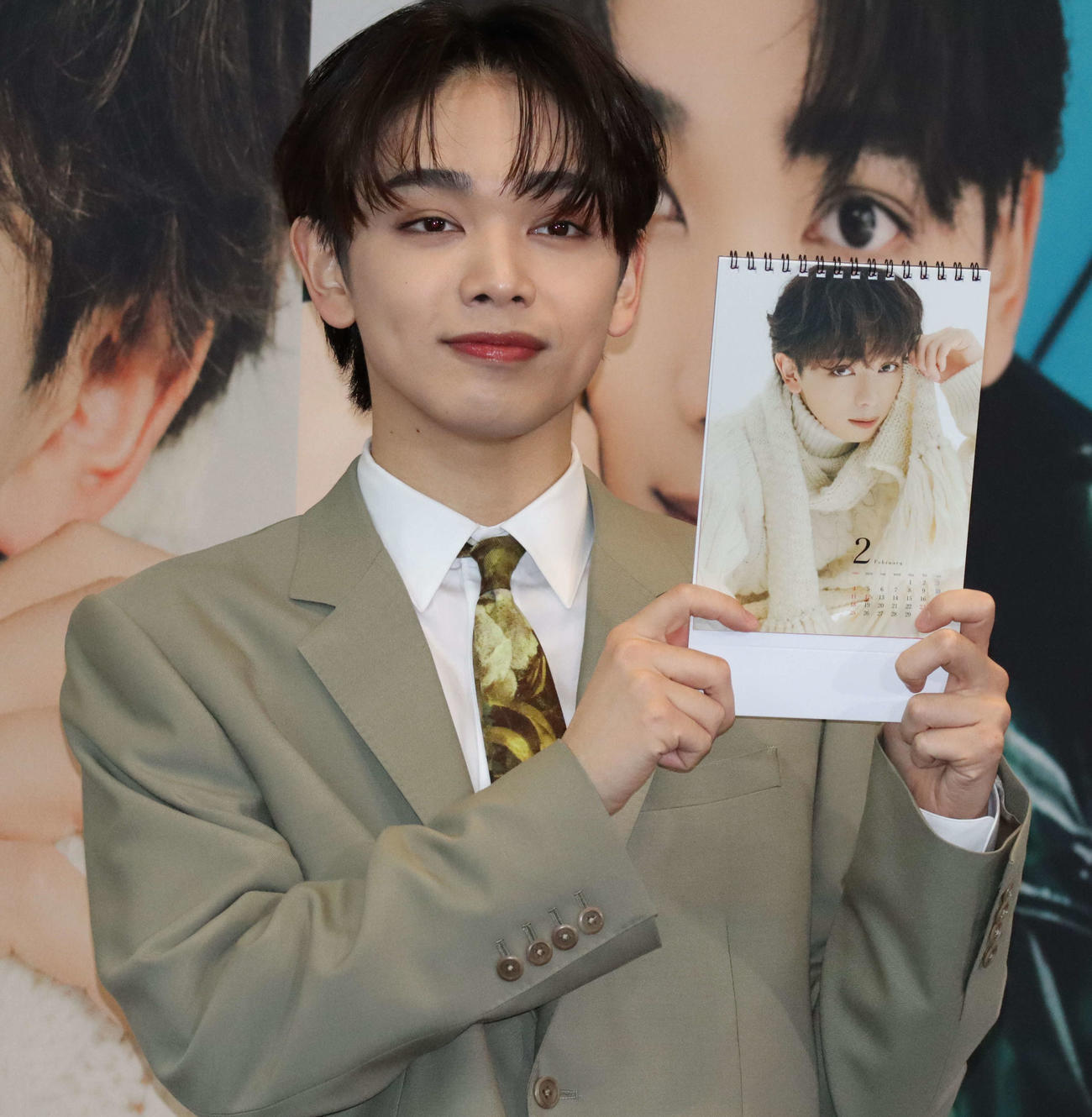 カレンダー発売イベントで、お気に入りの2月のページを見せる宮世琉弥