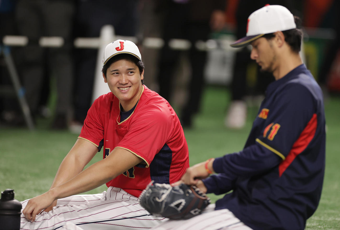 WBCチェコ戦を前に、ダルビッシュ（右）と言葉を交わす大谷（撮影・前田充）
