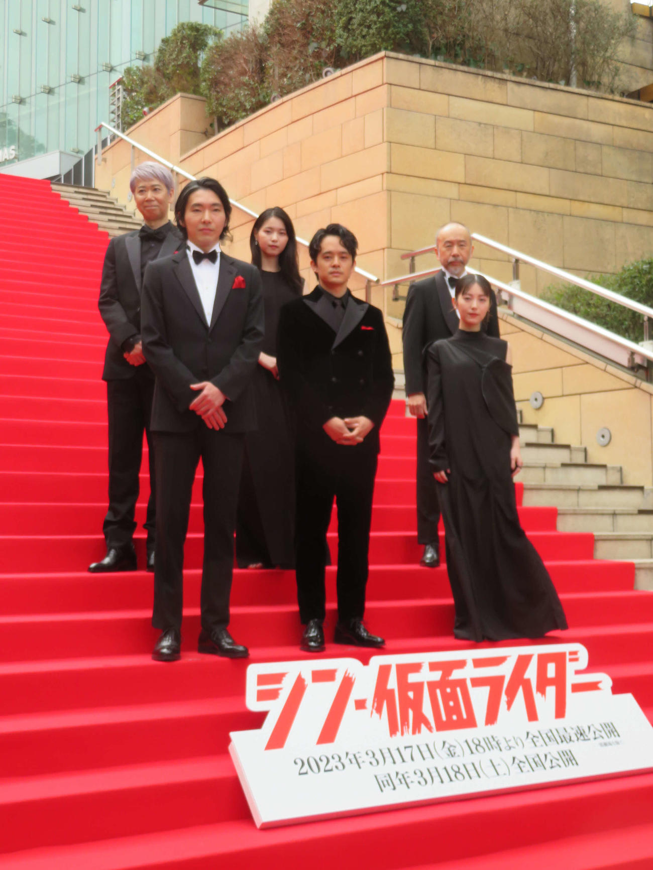 映画「シン・仮面ライダー」プレミア上映レッドカーペットに登壇した、前列左から柄本佑、池松壮亮、浜辺美波、後列左から手塚とおる、西野七瀬、塚本晋也（撮影・村上幸将）