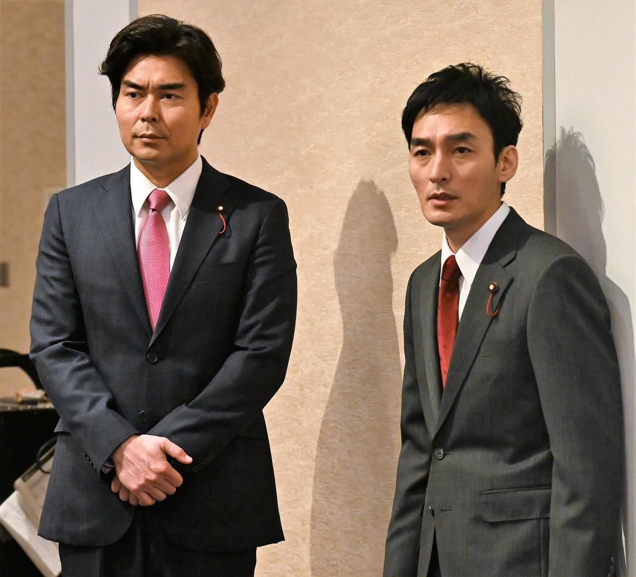 「罠の戦争」に出演する小澤征悦（左）、草なぎ剛（C）カンテレ