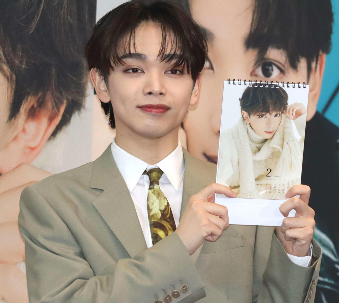 カレンダー発売イベントで、お気に入りの2月のページを見せる宮世琉弥