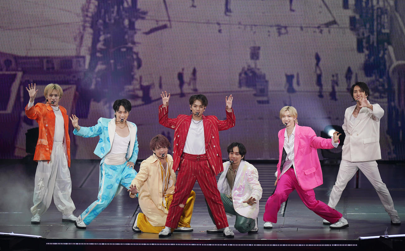 デビューコンサートツアーで、熱演するTravisJapanの、左から松倉海斗、松田元太、吉澤閑也、宮近海斗、中村海人、七五三掛龍也、川島如恵留（撮影・狩俣裕三）